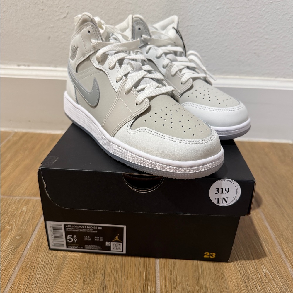 Nike Air Jordan 1 Mid SE in Summit White/Metallic Silver